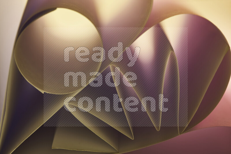 عرض فني لطيات الورق تخلق مزيج من الأشكال الهندسية، مضاءة بإضاءة ناعمة بدرجات اللون الودري والالوان الدافئة