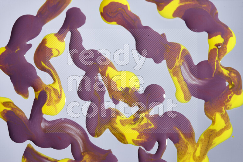 خلفية ملونة مع مزيج من ألوان الطلاء الأرجواني والأصفر