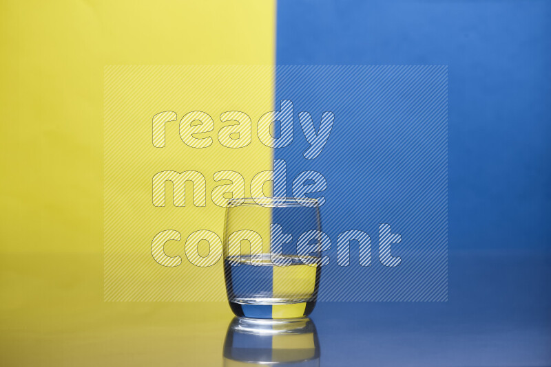 تظهر الصورة أواني زجاجية ممتلئة بالماء موضوعة على خلفية من اللونين الأصفر والأزرق
