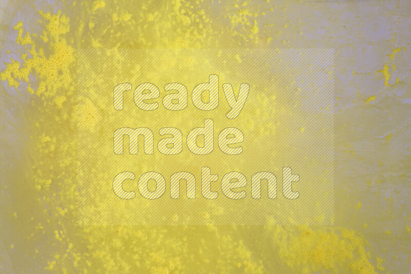 تلتقط الصورة تناثرا للطلاء الأصفر علي خلفية بيضاء