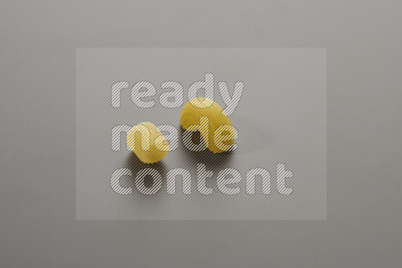 معكرونة خواتم مع أنواع أخري من المعكرونة علي خلفية رمادية