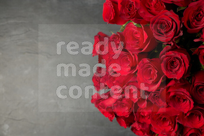 باقة فاخرة من الورود الحمراء على خلفية من الرخام الأسود