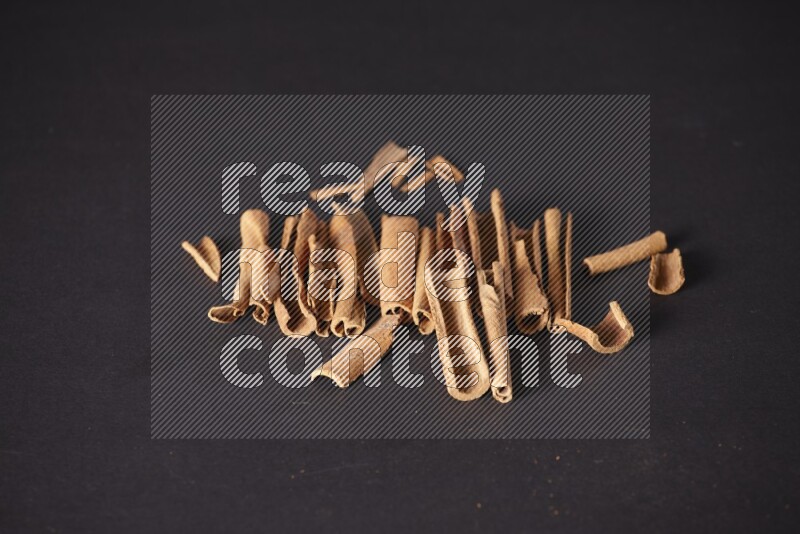 أعواد القرفة المكسورة علي خلفية سوداء