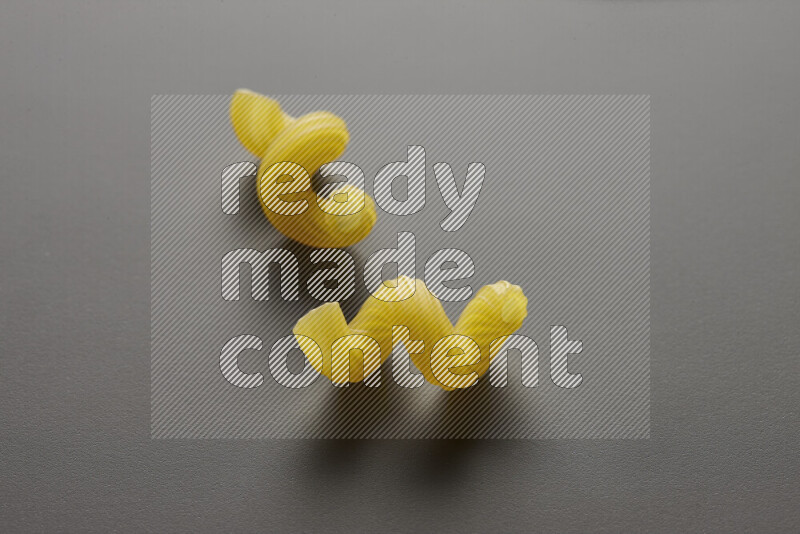 معكرونة تويست علي خلفية رمادية