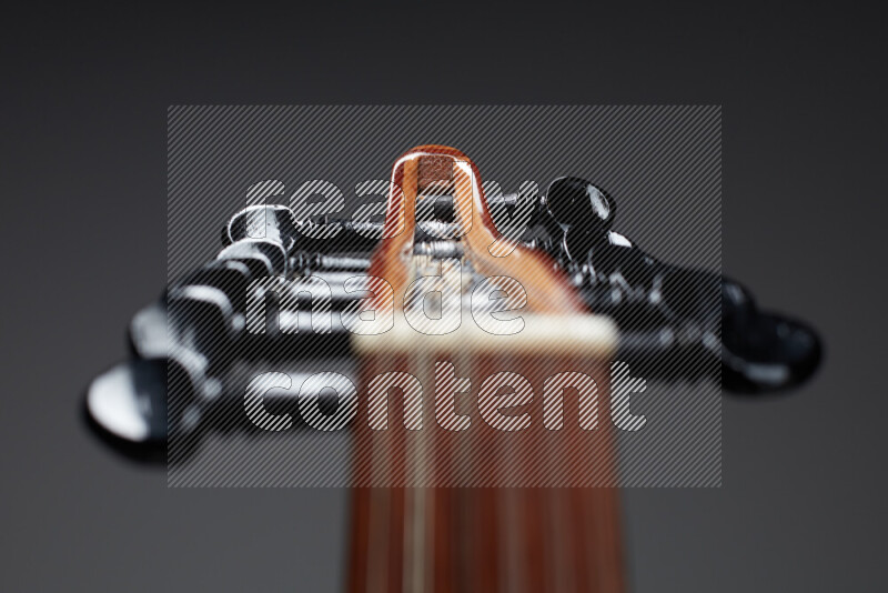 اجزاء من عود خشبي بني على خلفية رمادية