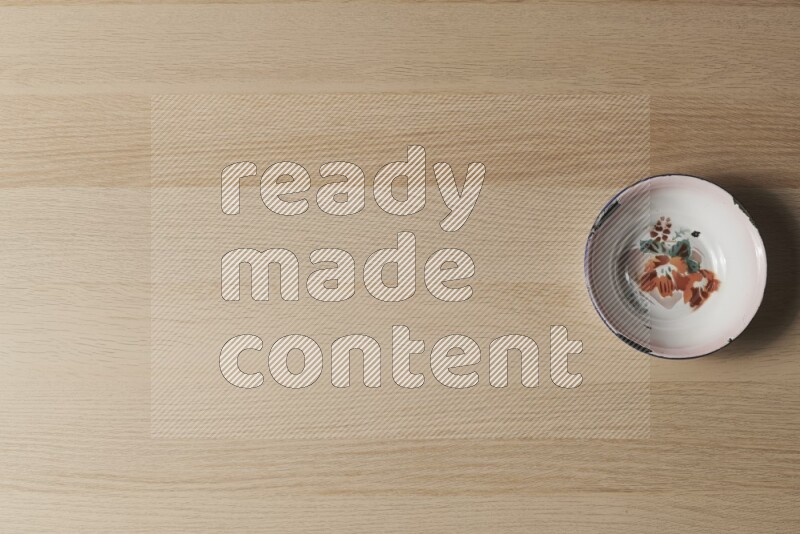 صحن معدني عتيق على خلفية خشبية فاتحة