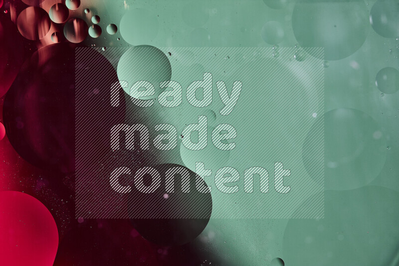 لقطات مقربة لفقاعات من الزيت على سطح الماء باللون الأخضر والأحمر