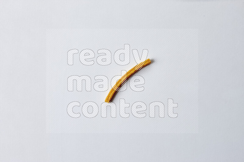 وجبات خفيفه متنوعة علي خلفية خلفية بيضاء