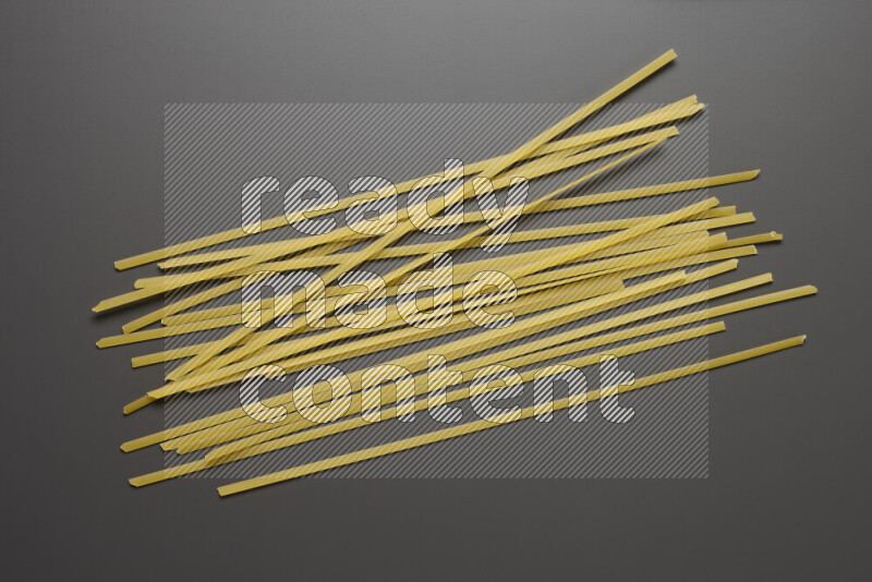 معكرونة شرايط علي خلفية رمادية