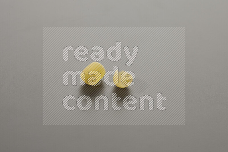 معكرونة خواتم مع أنواع أخري من المعكرونة علي خلفية رمادية