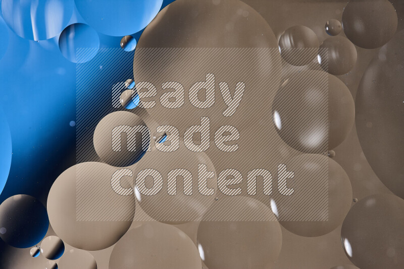 لقطات مقربة لفقاعات من الزيت على سطح الماء باللون الأزرق والبني