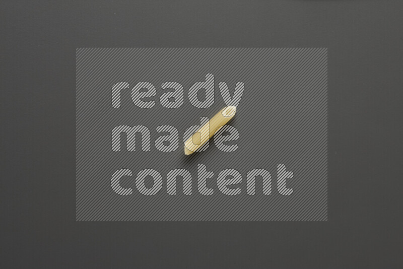 معكرونة فرن صغيرة علي خلفية رمادية