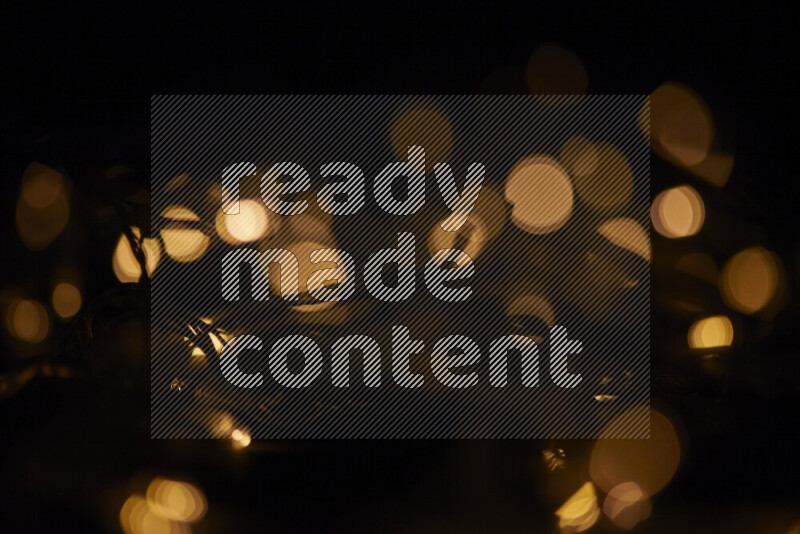 مصابيح ذهبية علي خلفية سوداء