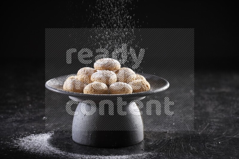 كحك علي صحن تقديم علي خلفية سوداء