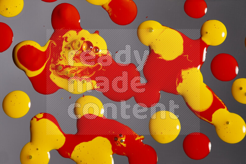 خلفية ملونة مع مزيج من ألوان الطلاء الأحمر والأصفر