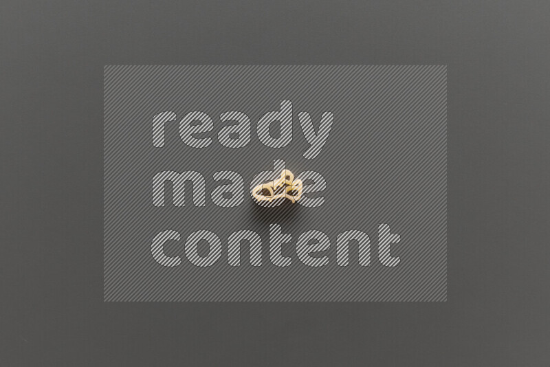 معكرونة بأشكال مختلفة للأطفال علي خلفية رمادية