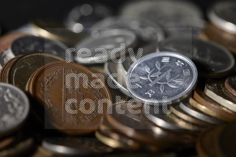 لقطات مقربة لعملات معدنية قديمة عشوائية على خلفية سوداء