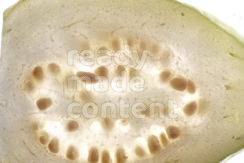 شرائح من الجوافة علي خلفية بيضاء مضيئة