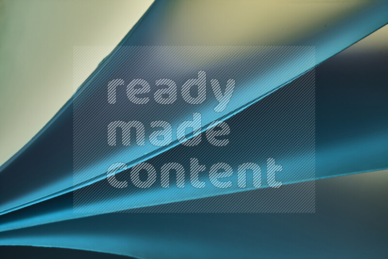 فن تجريدي يعرض منحنيات مع تدرجات الألوان الباردة مكونه بضوء ملون