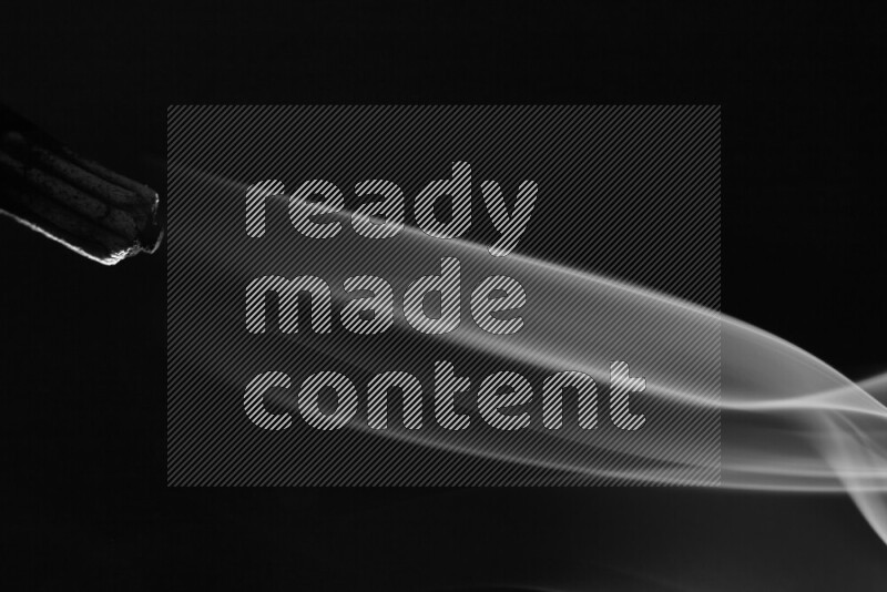 الدخان في حركة متموجة على خلفية داكنة