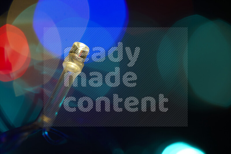 مصابيح ملونة علي خلفية سوداء