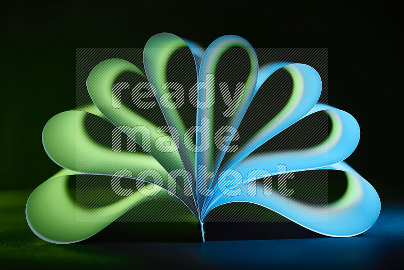 فن تجريدي يعرض منحنيات وتدرجات اللون الأزرق والأخضر مكونه بضوء ملون
