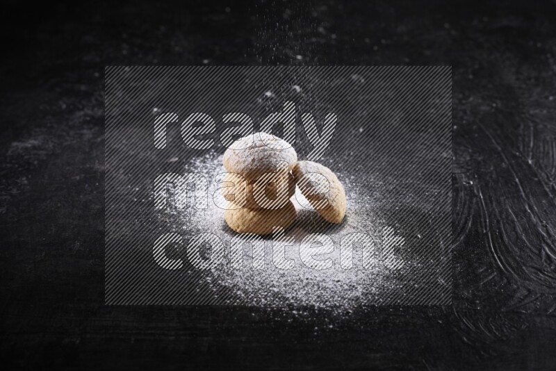 كحك علي خلفية سوداء