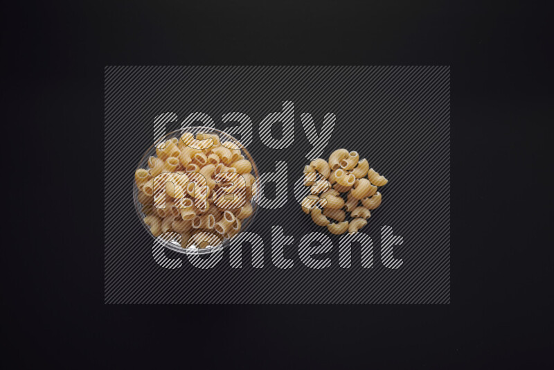 معكرونة هلالية في وعاء زجاجي علي خلفية سوداء