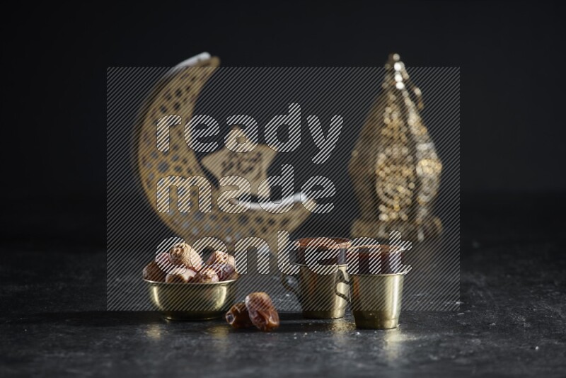 تمر مع مشروبات ساخنة وفوانيس ذهبية علي خلفية سوداء خشبية