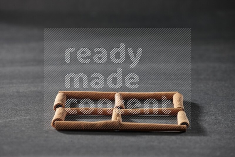 4 مربعات فارغة من أعواد القرفة علي خلفية سوداء