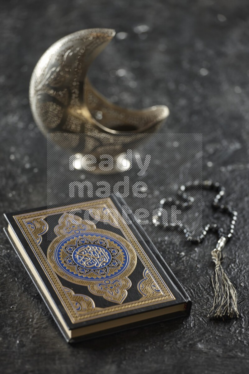 فانوس فضي مع مشروبات مختلفة وتمر ومكسرات وسبحة صلاة وقرآن على خلفية سوداء