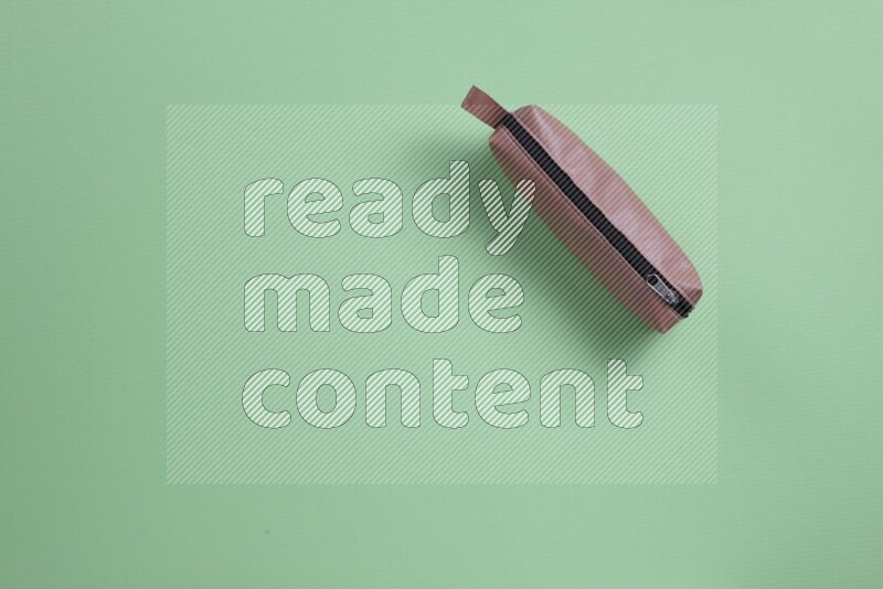 مستلزمات مدرسية مختلفة على خلفية خضراء