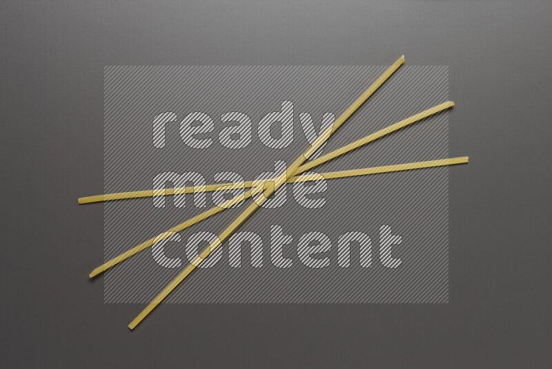 معكرونة شرايط علي خلفية رمادية