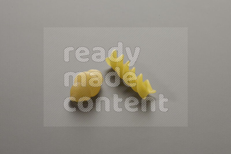 معكرونة قواقع مع أنواع أخري من المعكرونة علي خلفية رمادية