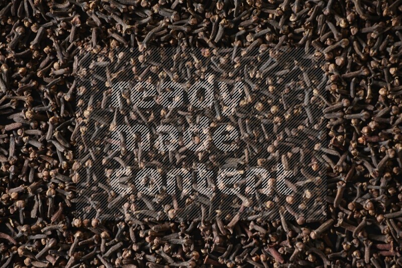 حبوب القرنفل المنتشر علي خلفية سوداء