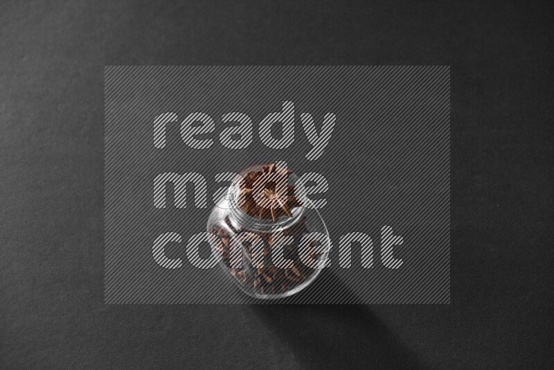 يانسون نجمي في وعاء زجاجي علي خلفية سوداء