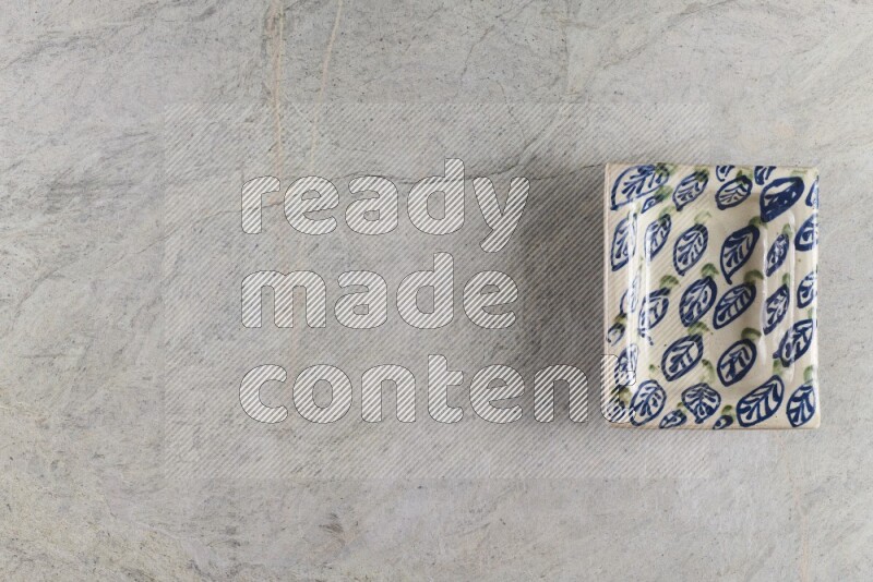 صحن فخاري مزخرف على خلفية من الرخام الرمادي