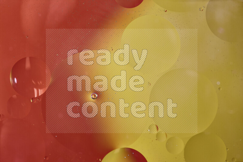 لقطات مقربة لفقاعات من الزيت على سطح الماء باللون البرتقالي والأصفر