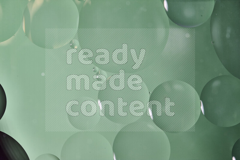 لقطات مقربة لفقاعات من الزيت على سطح الماء باللون الأبيض والأخضر