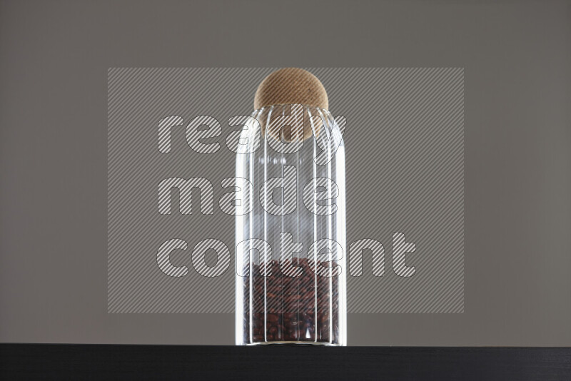 فاصوليا حمراء في وعاء زجاجي على خلفية سوداء