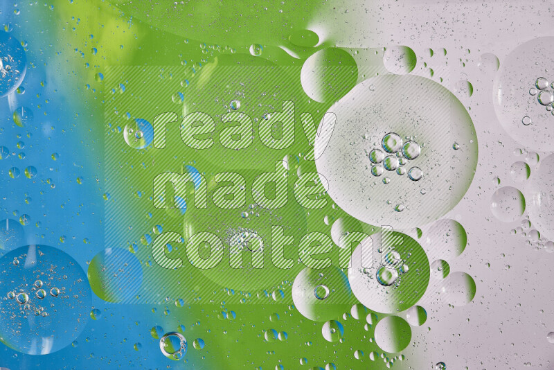 لقطات مقربة لفقاعات من الزيت على سطح الماء باللون الأبيض والأخضر والأزرق