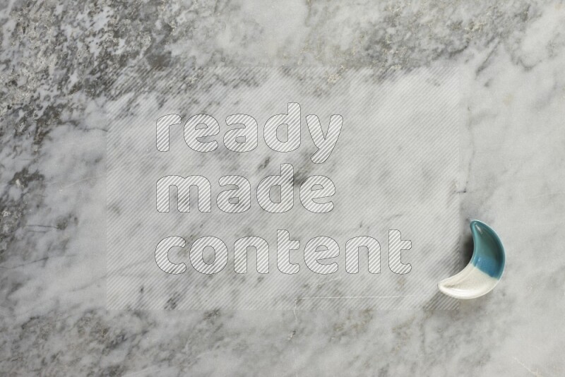 صحن فخاري على شكل هلال على خلفية من الرخام الرمادي