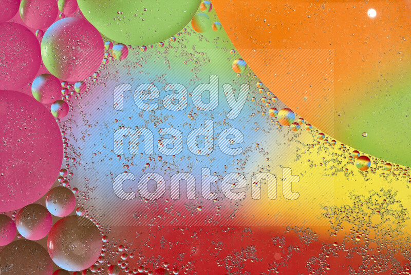 لقطات مقربة لفقاعات من الزيت على سطح الماء بألوان متنوعة