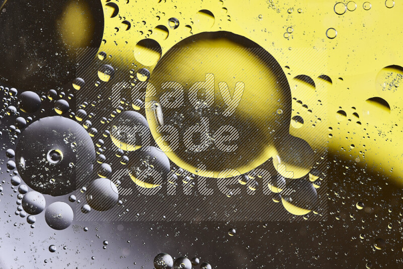 لقطات مقربة لفقاعات من الزيت على سطح الماء باللون الأصفر والبني