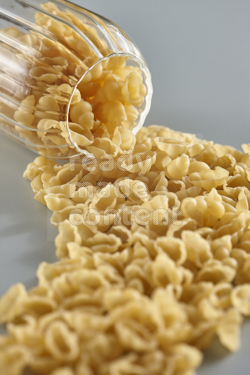 وعاء مقلوب مملوء بالمعكرونة علي خلفية زرقاء