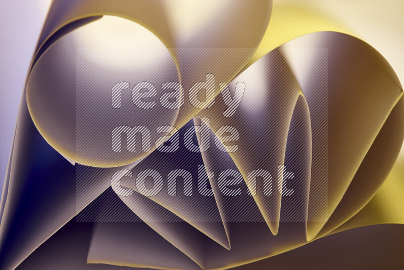 عرض فني لطيات الورق تخلق مزيج من الأشكال الهندسية، مضاءة بإضاءة ناعمة بدرجات دافئة