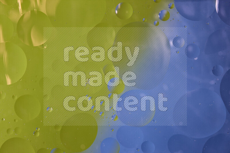 لقطات مقربة لفقاعات من الزيت على سطح الماء باللون الأزرق والأخضر