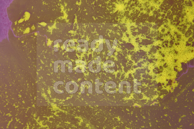 تظهر الصورة أشكال مختلفة من تداخلات اللون الأرجواني والأصفر