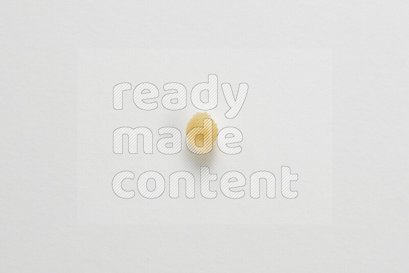 معكرونة ودعة علي خلفية بيضاء