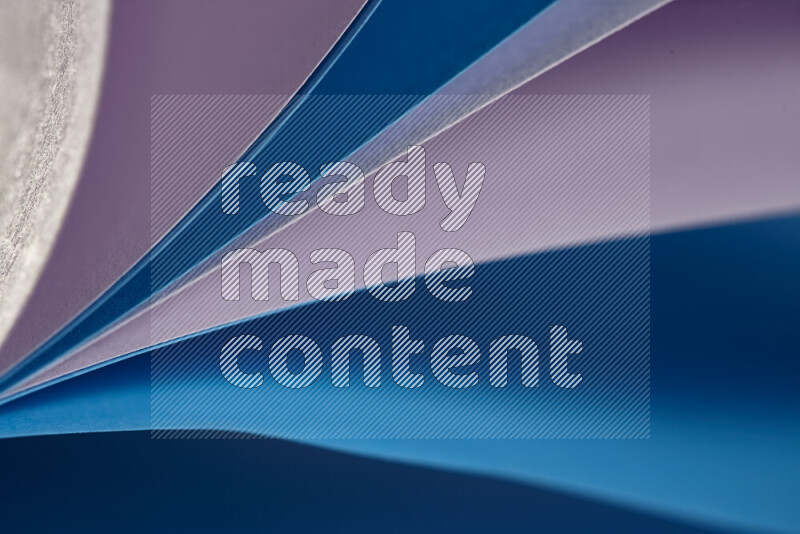 فن تجريدي يعرض المنحنيات المرتبة للأوراق باللون الارجواني والأزرق